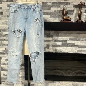 American Eagle Light Wash Distressed Mom Jean Size 4
